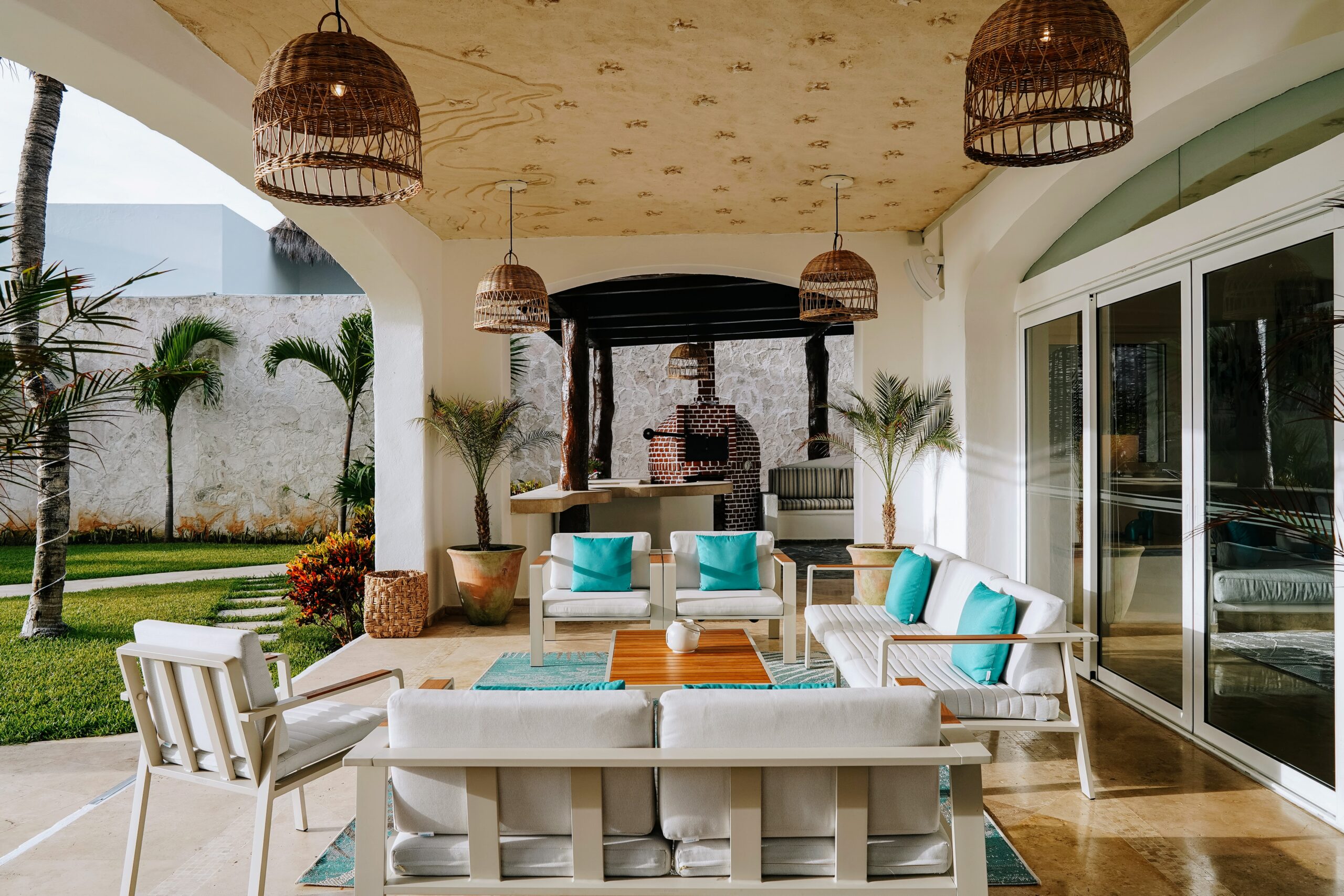 e43d8c 445348abedba404d9cb1366c9566bb52mv2 scaled